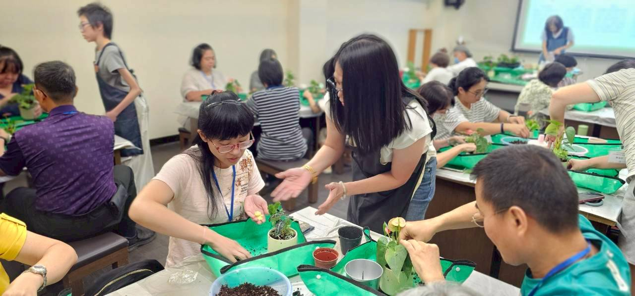 臺北市政府政風處開設誠信義工培訓課程，攜手義工培養學童誠信意識製作心靈花園小盆栽