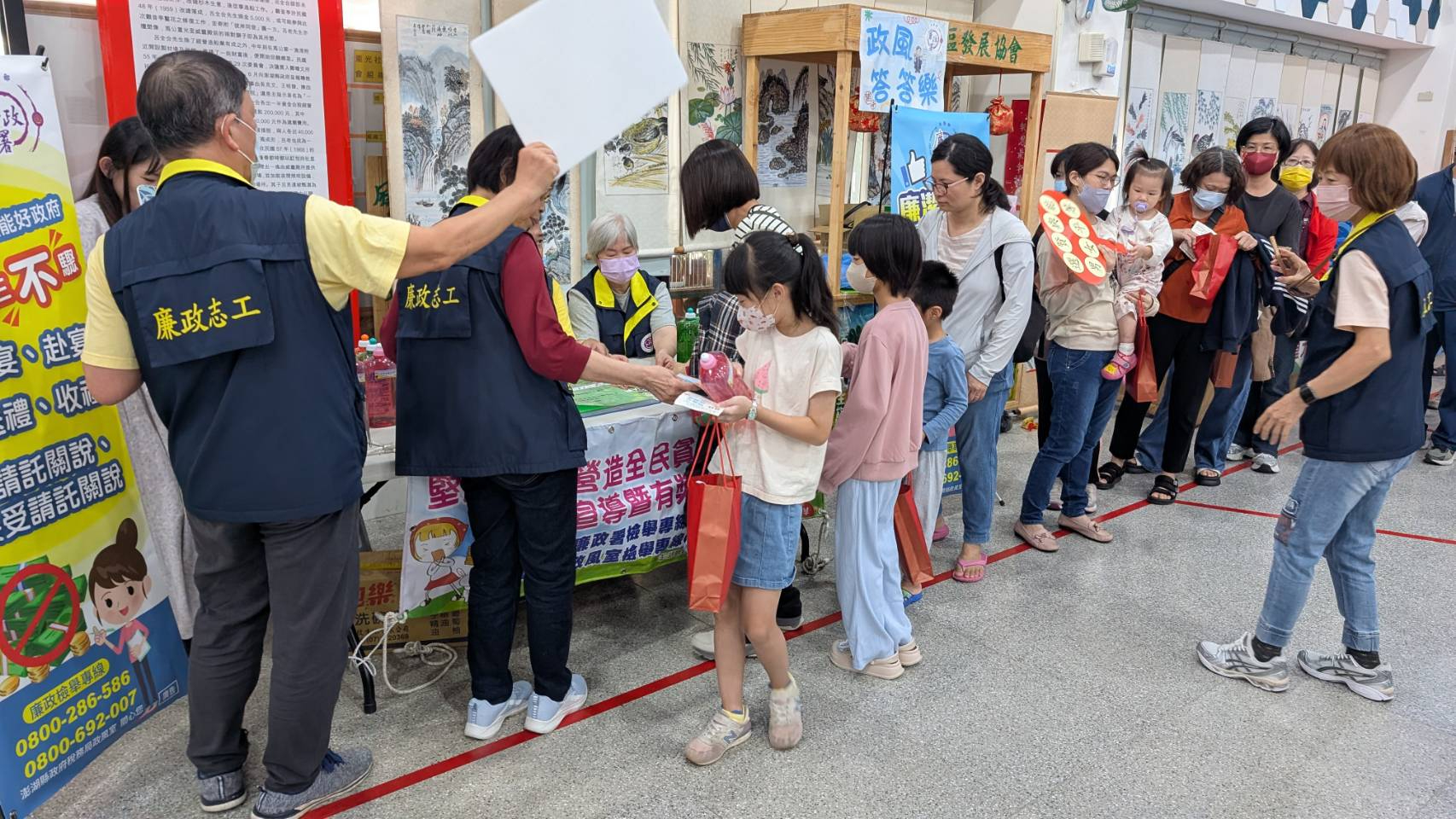 澎湖縣政府稅務局政風室偕同廉政志工舉辦「與稅同歡-租稅動次動‧全民律動e起來」租稅暨廉政反詐宣導澎湖縣政府稅務局政風室舉辦有獎徵答活動