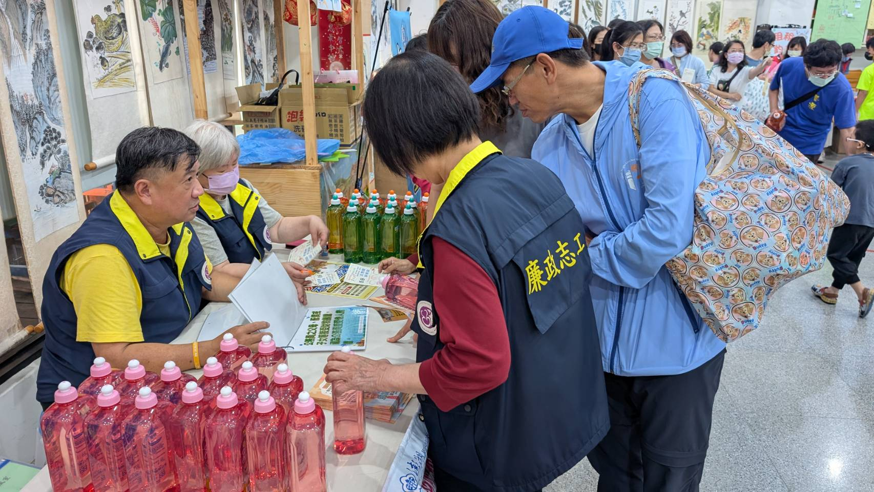澎湖縣政府稅務局政風室偕同廉政志工舉辦「與稅同歡-租稅動次動‧全民律動e起來」租稅暨廉政反詐宣導廉政志工與民眾有獎徵答