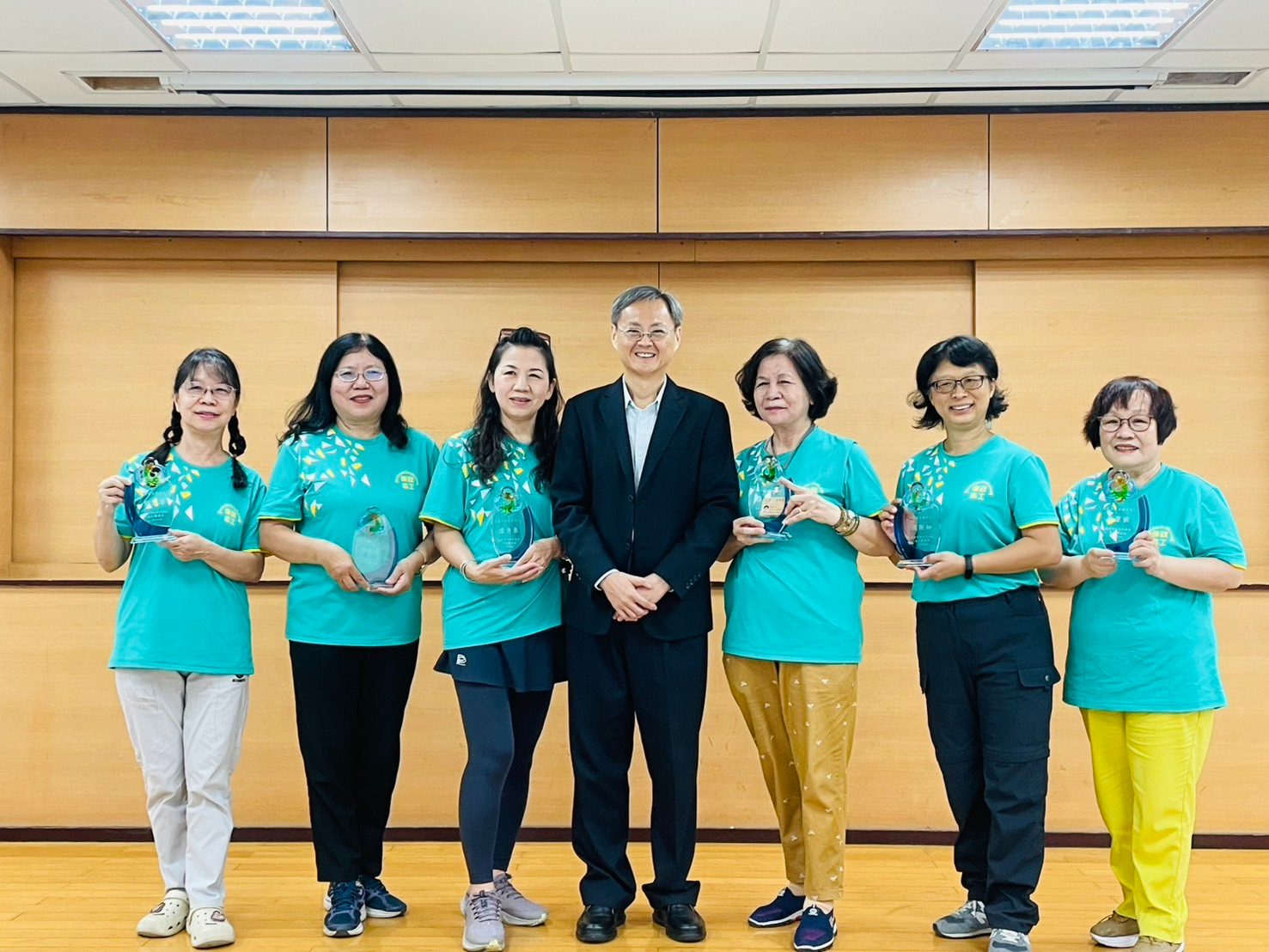 高雄市府政風處辦理志工訓練暨優良志工表揚活動高雄市政府政風處王副處長俊凱與6位獲獎志工