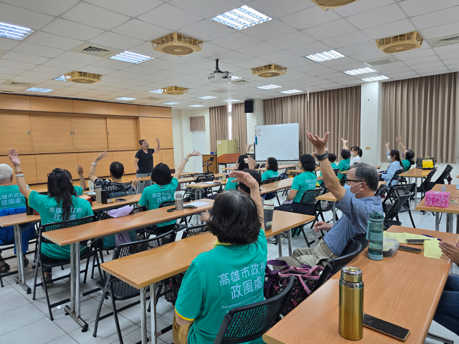高雄市府政風處辦理志工訓練暨優良志工表揚活動志工們全神貫注地投入課程，教室裡充滿了歡快
