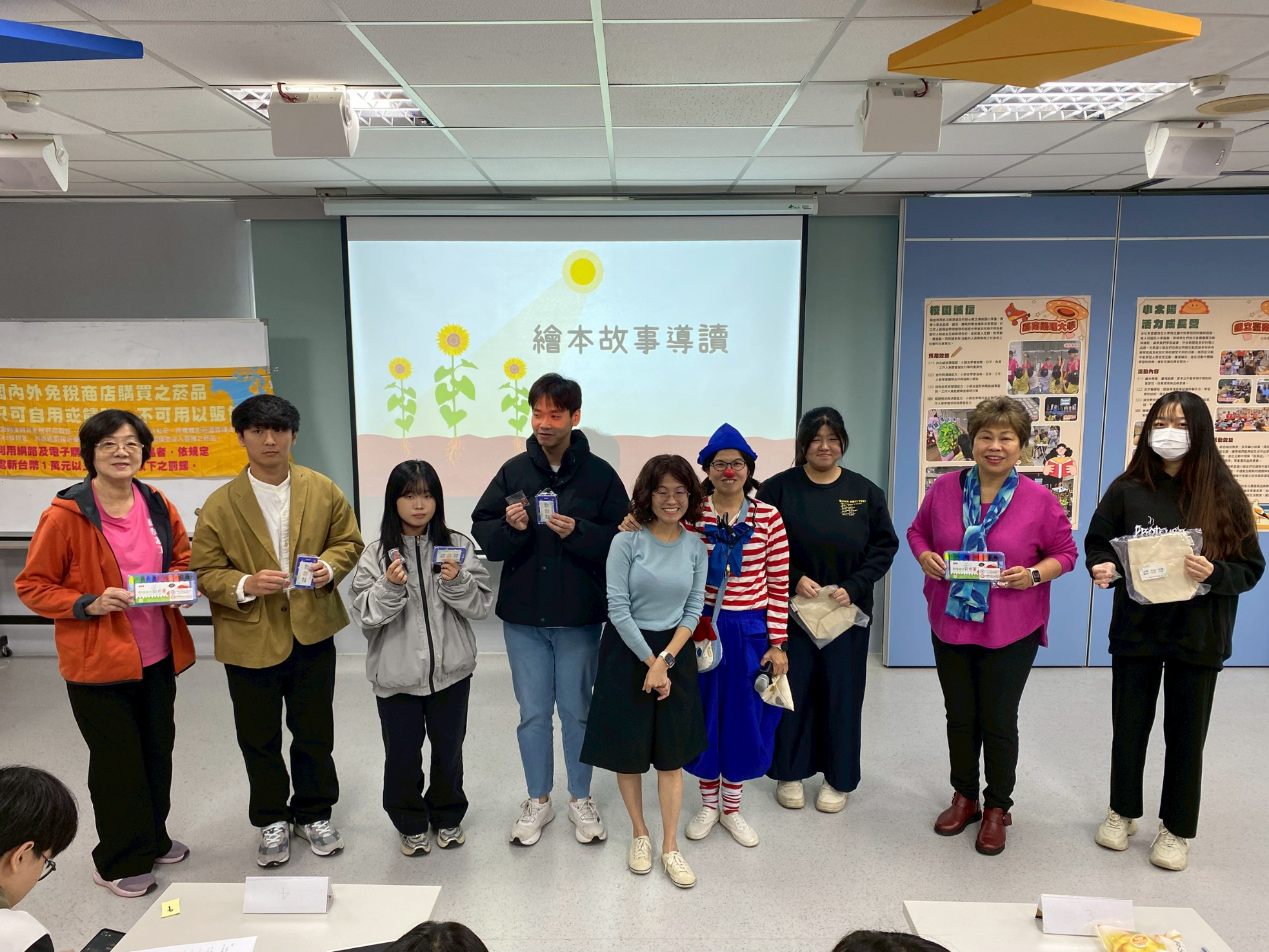 臺南市政府志工說故事能力養成培訓-為校園廉政教育注入新力量本處科長、講師與獲得贈品志工及大學生合