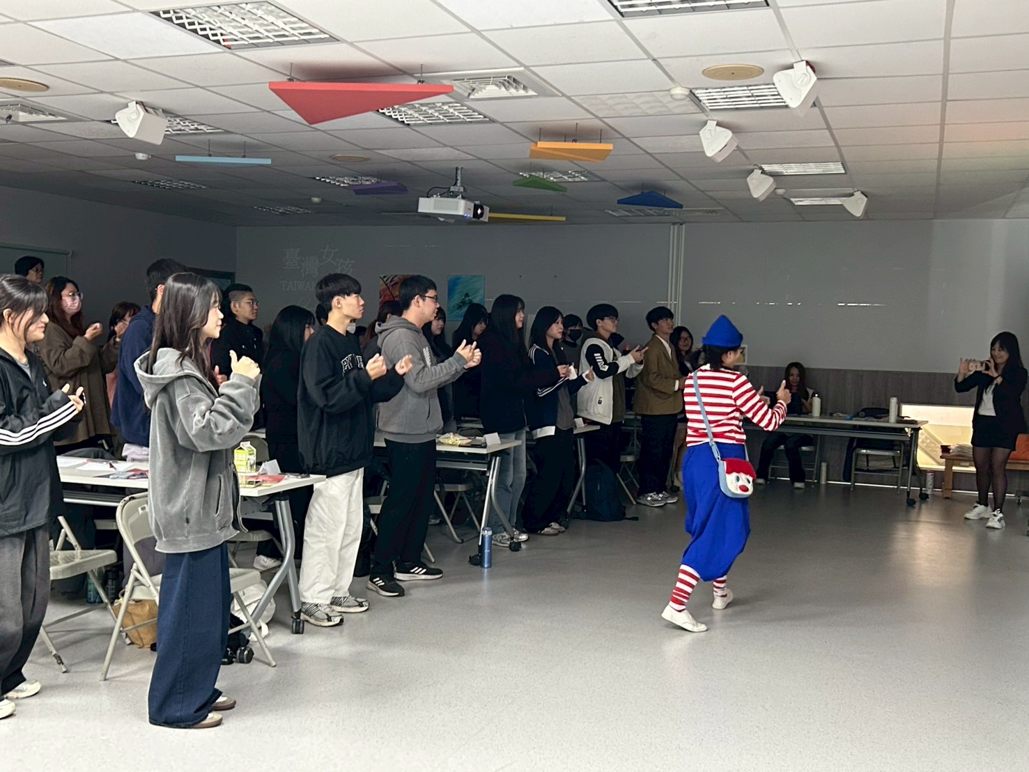 臺南市政府志工說故事能力養成培訓-為校園廉政教育注入新力量講師帶動參與臺灣鯨讚舞蹈
