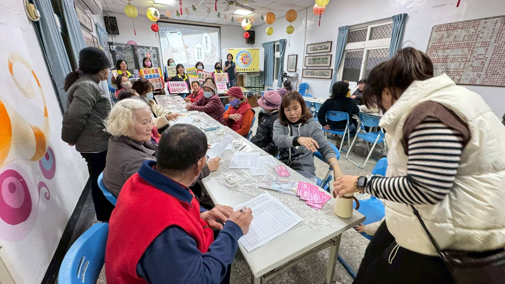 澎湖縣湖西鄉公所結合廉政志工辦理湖東社區廉政宣導活動現場參與民眾踴躍氣氛熱絡，廉政志工以手舉牌宣導防詐、反貪、反賄、消費者保護、旅遊誠信等觀念