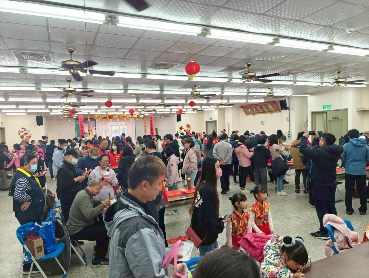 飛揚馬年春來賀 澎湖縣馬公市公所政風室結合廉政志工推廣反貪反詐反賄選現場參加市民眾多，氣氛熱絡