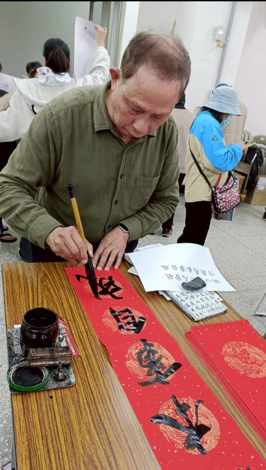 飛揚馬年春來賀 澎湖縣馬公市公所政風室結合廉政志工推廣反貪反詐反賄選現場揮毫寫春聯祝賀新春