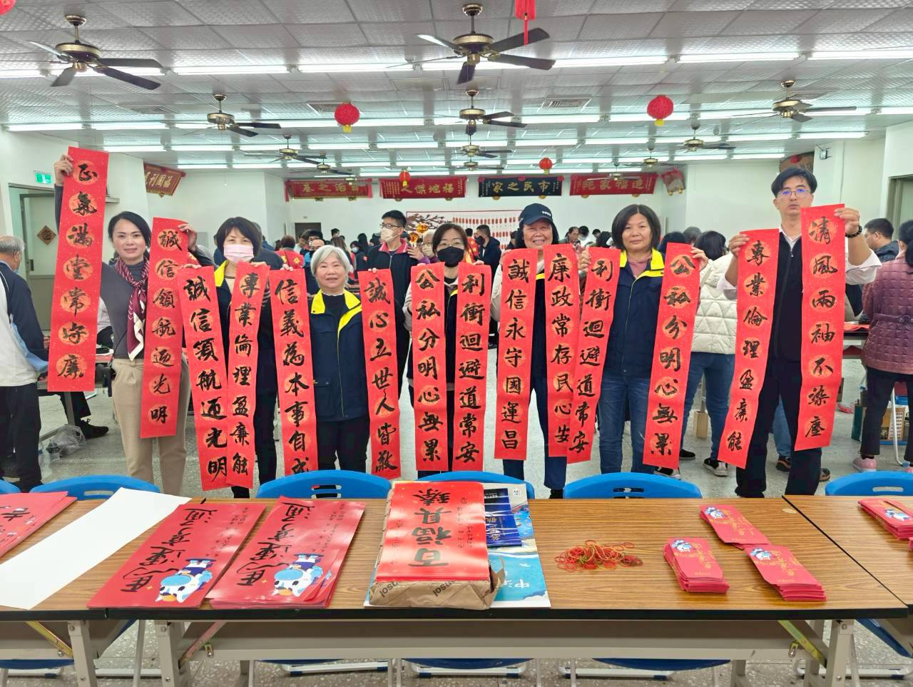 飛揚馬年春來賀 澎湖縣馬公市公所政風室結合廉政志工推廣反貪反詐反賄選廉政志工辦理宣導活動外，也同步參與揮毫活動，祝賀新年