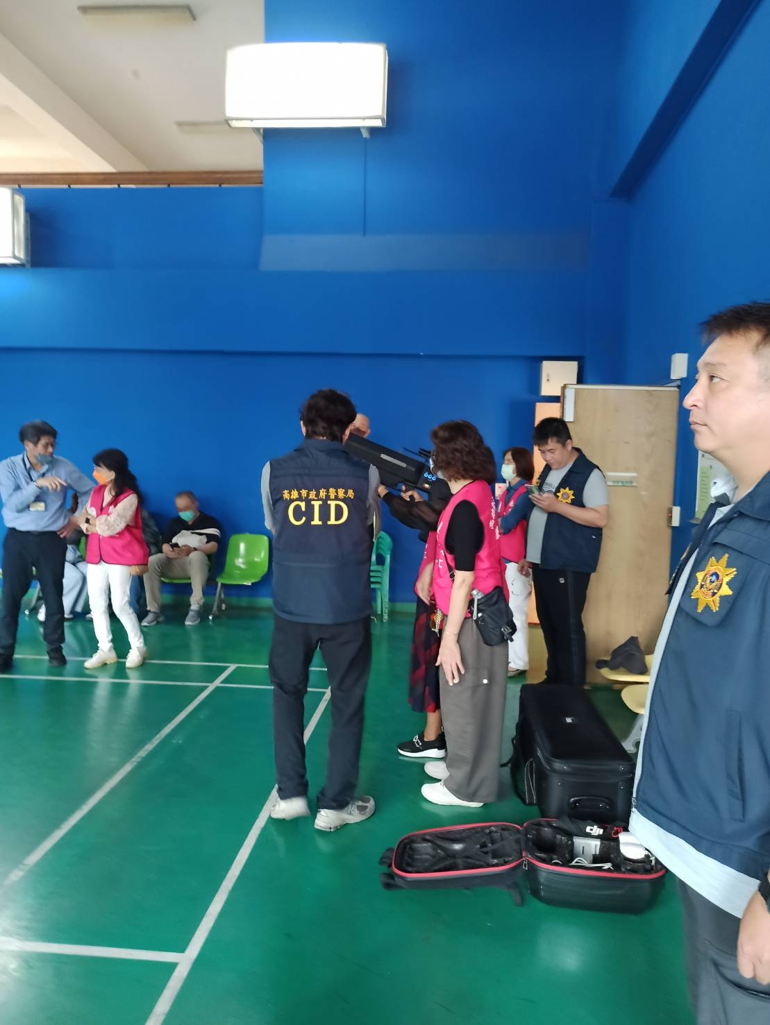高雄榮總攜手高雄市刑事警察大隊打造醫院防護韌性 辦理「無人機干擾槍解說」講習廉政志工無人機干擾槍實際操作。