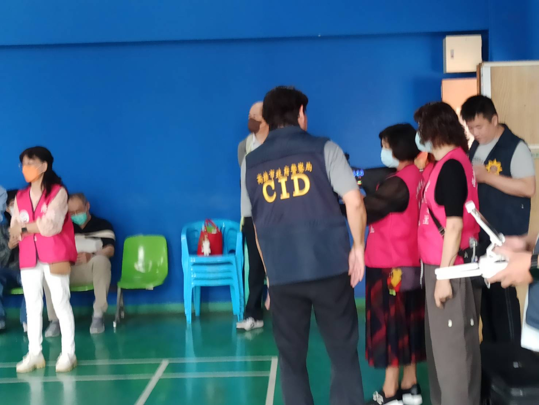 高雄榮總攜手高雄市刑事警察大隊打造醫院防護韌性 辦理「無人機干擾槍解說」講習參與無人機干擾槍實際操作。
