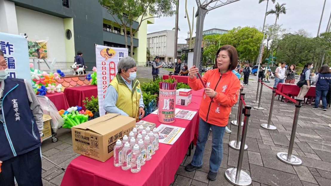 「廉潔扎根‧韌性森活」：宜蘭市公所反詐反賄暨消費者保護宣導成果宜蘭市市長親臨政風室宣導攤位參與互動體驗