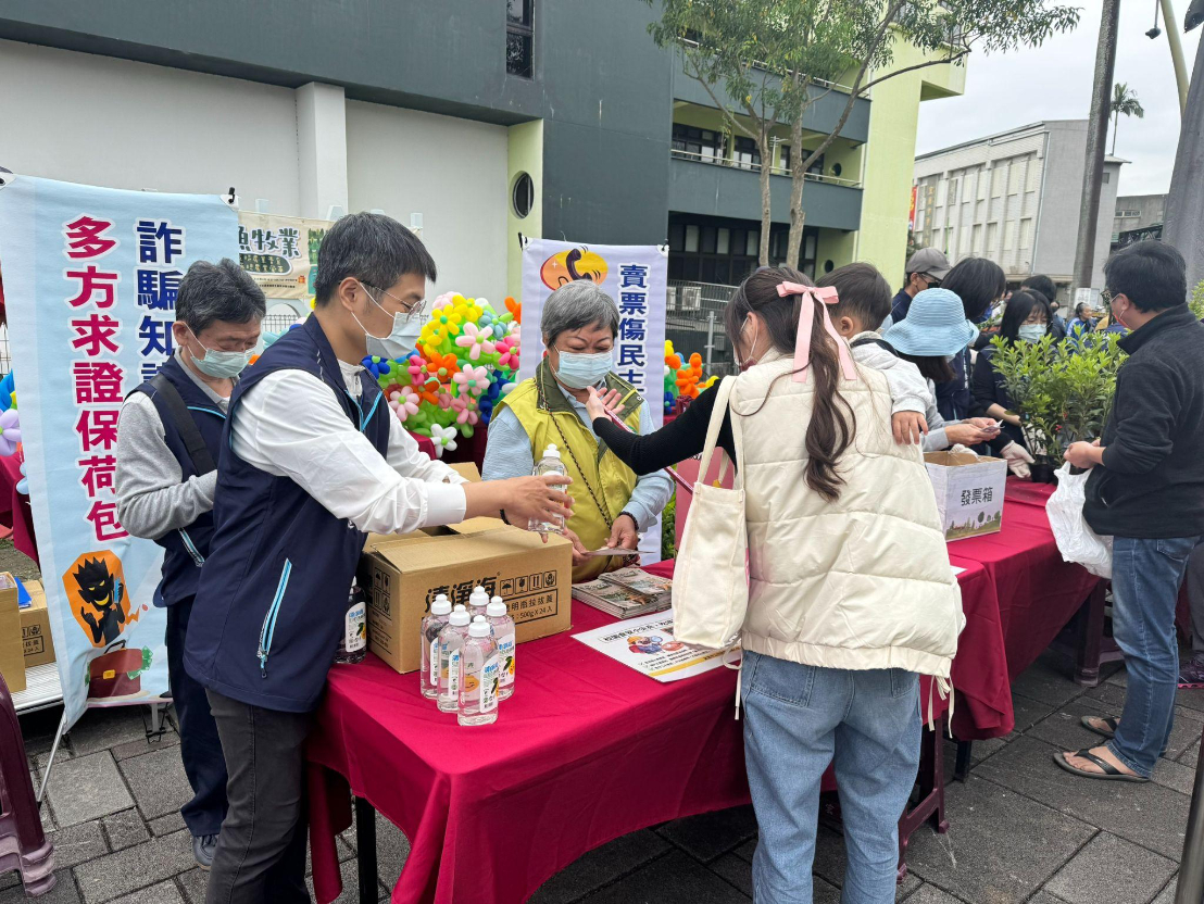 「廉潔扎根‧韌性森活」：宜蘭市公所反詐反賄暨消費者保護宣導成果廉政志工向民眾宣導反詐騙、反賄選及消費者保護法