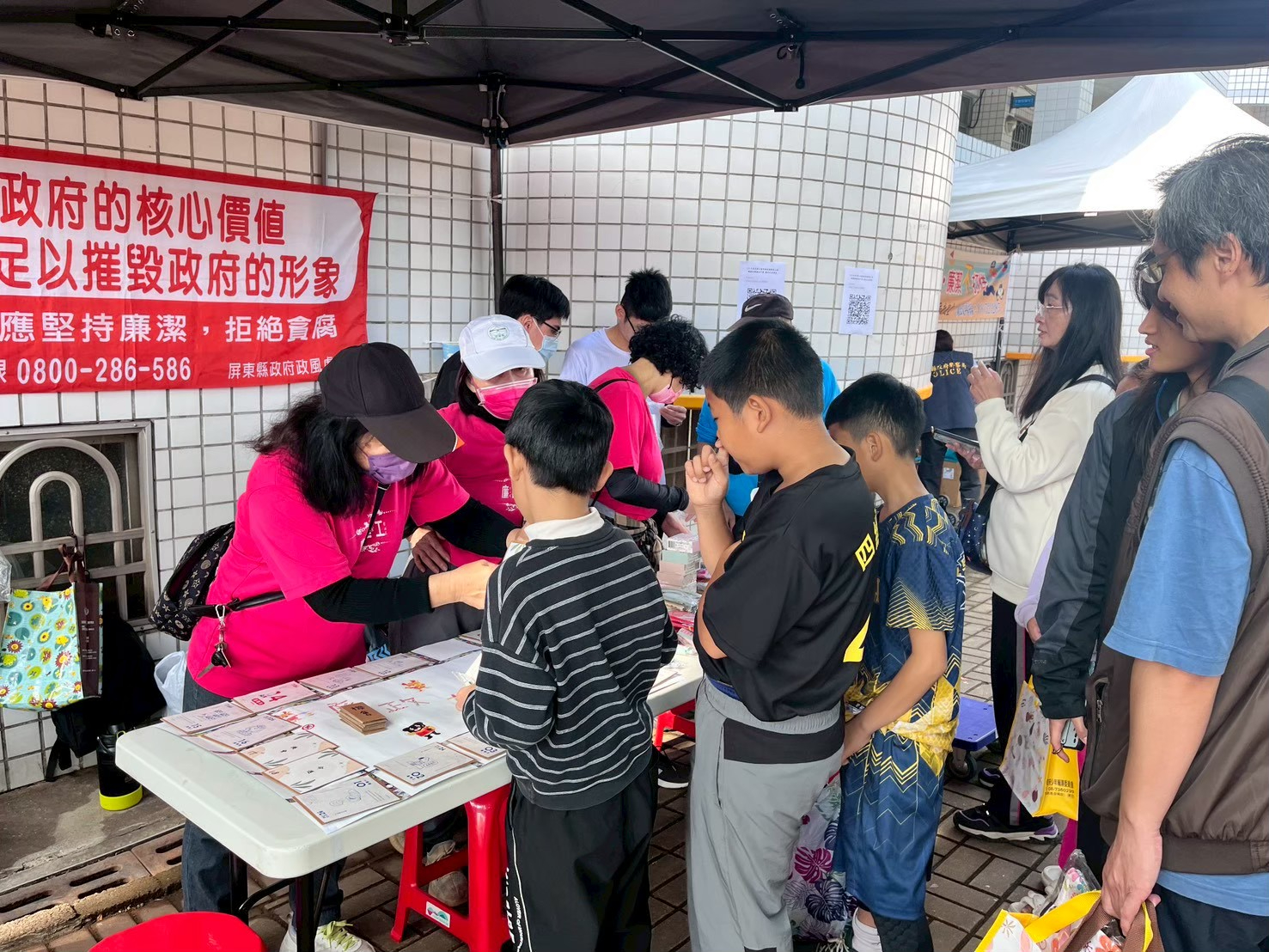 屏東阿猴城3對3籃球賽春節開打 政風順搭反貪腐宣導志工一起遊玩闖關遊戲