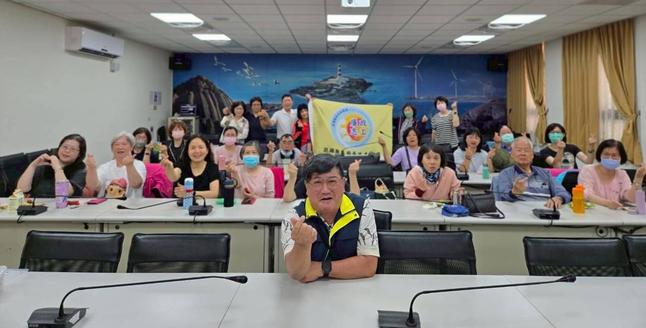 守護澎湖真善美！澎湖縣副縣長力讚廉政志工：澎湖誠信社會的堅實後盾115年度廉政志工聯繫座談會熱鬧展開，績優志工葉泉甫開心當選志工隊隊長。