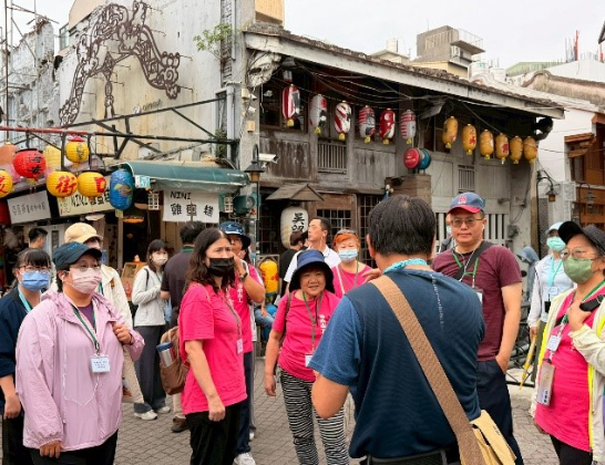 臺南廉政志工引領走讀五條港　傳承清廉之路講師帶領大家走讀神農街歷史史蹟及過去商業繁榮歷史