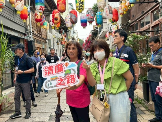 臺南廉政志工引領走讀五條港　傳承清廉之路廉政志工於神農街宣導清廉之路與走讀公務員合照