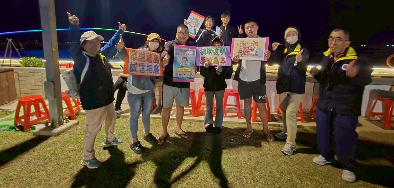 花火璀璨「廉」手出擊！澎湖縣政風處廉政志工化身觀光大使，廉政宣導超吸睛志工於花火節向遊客宣導廉潔觀念