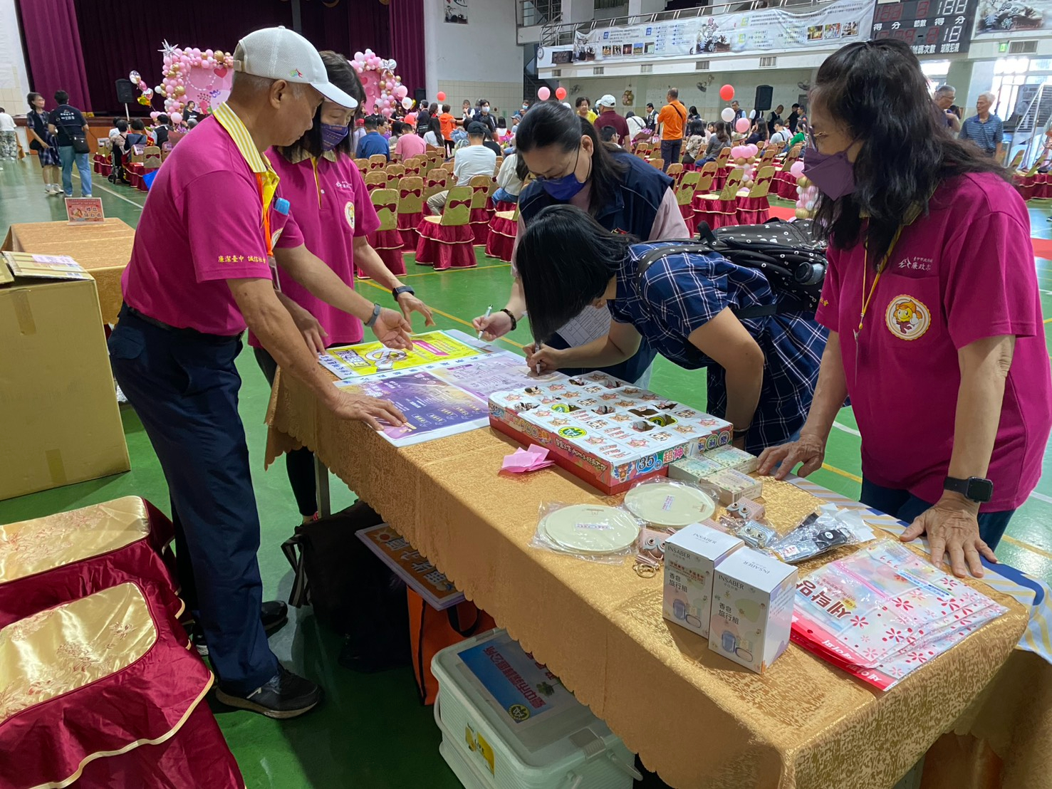 115年度「臺中市霧峰區慶祝母親節暨模範母親、孝行楷模表揚活動」反貪、防詐、反賄選及綠能誠信社會參與廉政宣導廉政志工與民眾互動宣導
