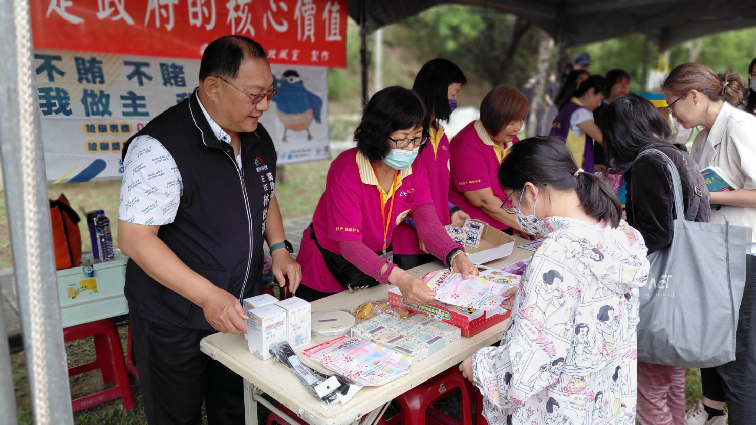 「2026臺中市逍遙音樂町－峰中奇緣」活動反貪倡廉、防詐、反賄選及綠能誠信社會參與廉政宣導廉政志工於活動現場與民眾熱絡互動