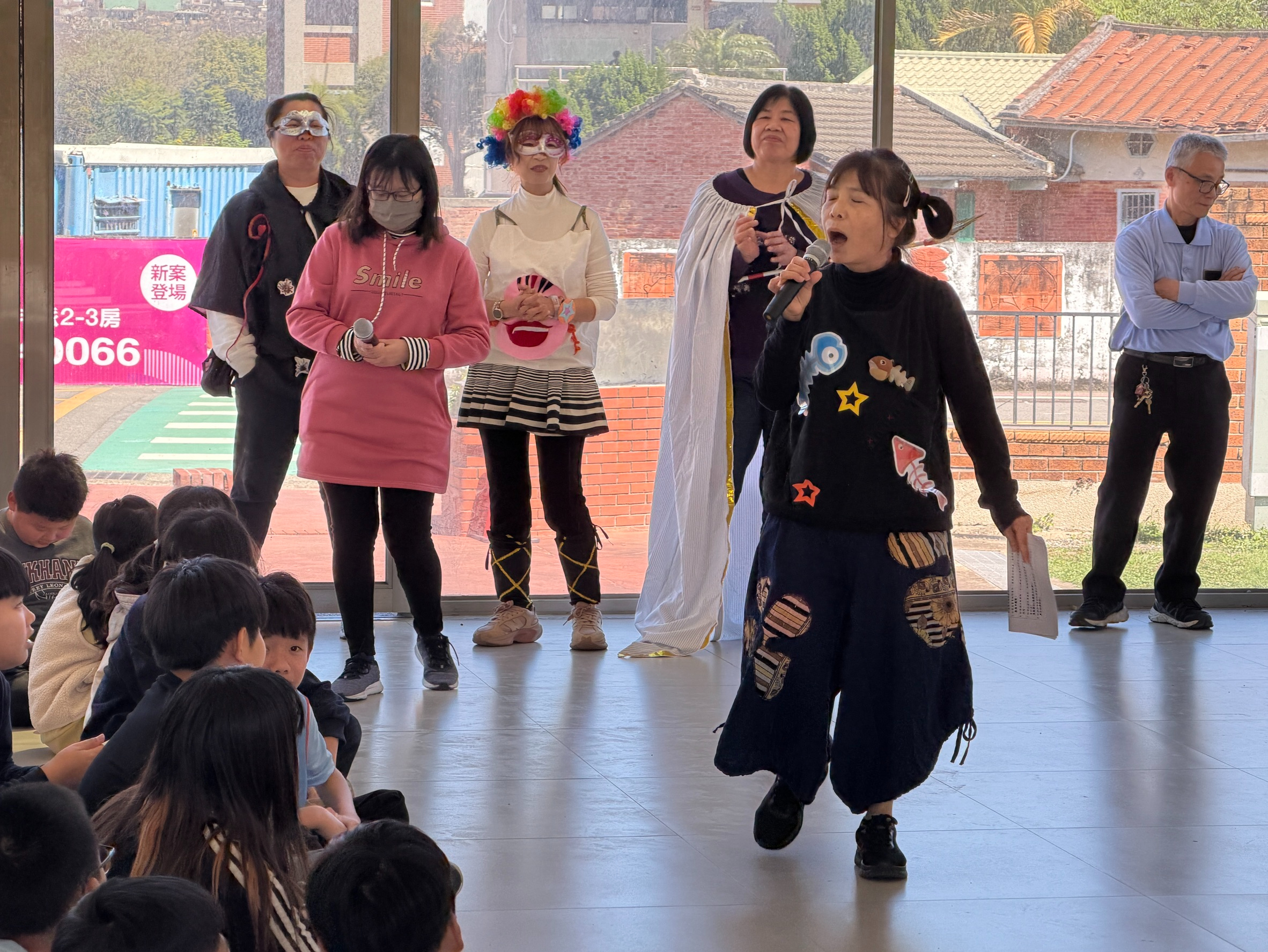 深化在地誠信教育！苗廉志工「守護幼苗 誠長茁壯」專案宣導活動（山腳國小）廉政志工話劇演出。