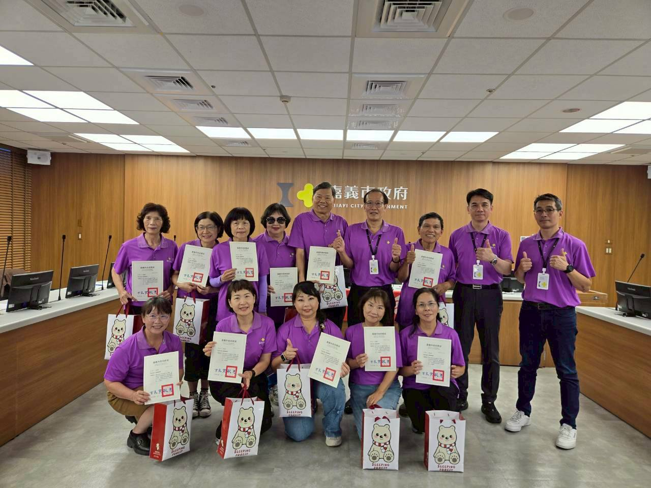 嘉義市第1次廉政志願服務聯繫會報順利辦理完竣服務績優獎志工與處長、副處長及科長合影