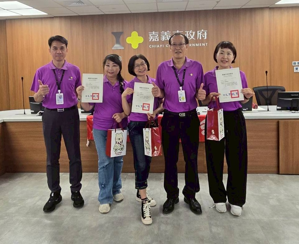 嘉義市第1次廉政志願服務聯繫會報順利辦理完竣服務熱忱獎志工與處長及副處長合影