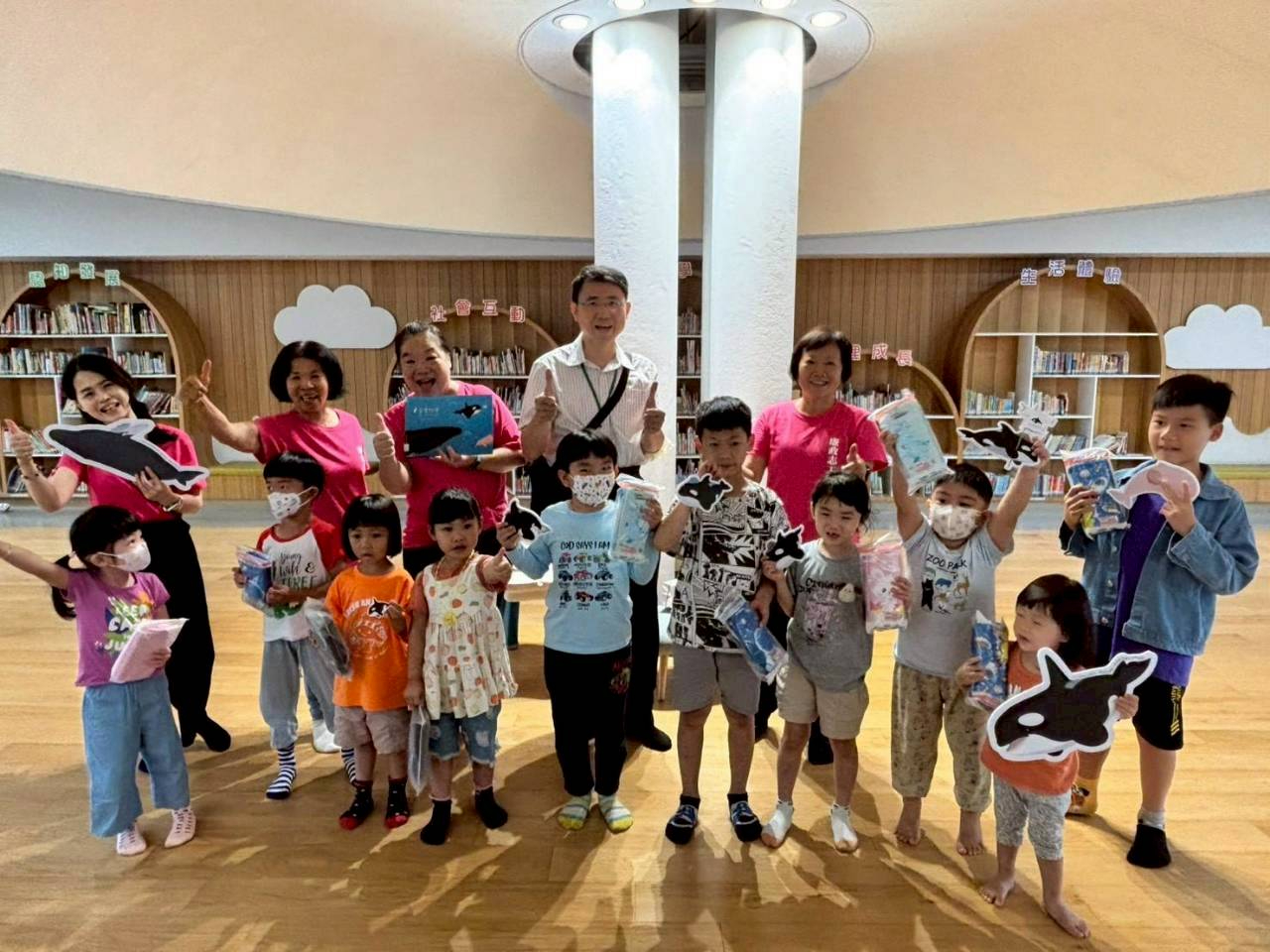 誠信從故事開始　臺南廉政志工陪孩子閱讀「臺灣鯨讚」廉政繪本政風主任、廉政志工與孩童合照
