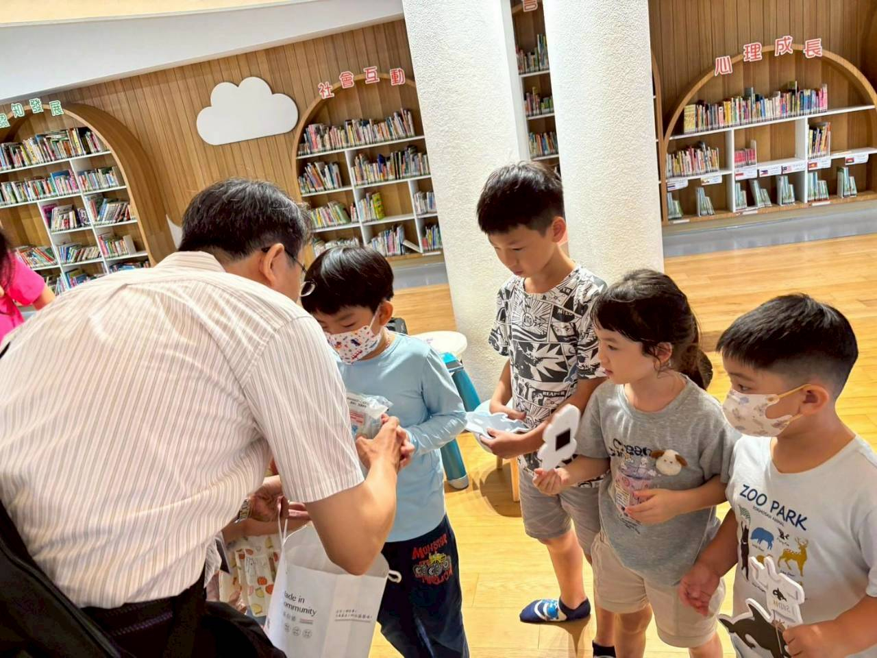 誠信從故事開始　臺南廉政志工陪孩子閱讀「臺灣鯨讚」廉政繪本頒發有獎徵答宣導品給小朋友