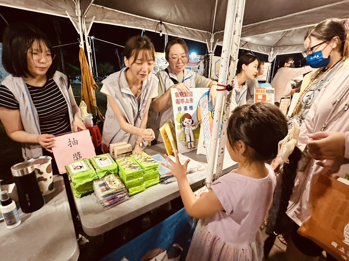  澎湖縣衛生局政風室攜手廉政志工辦理「食安誠信 菊島共榮」廉政趣味闖關活動 深獲民眾喜愛熱情破表!與民眾進行通關問答活動