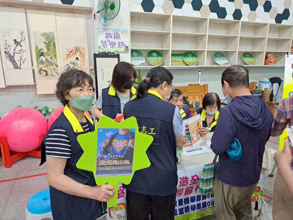 澎湖縣政府稅務局政風室攜手廉政志工  辦理「粽情稅悅．端午飄香」廉政宣導活動志工手舉宣導牌向民眾宣導