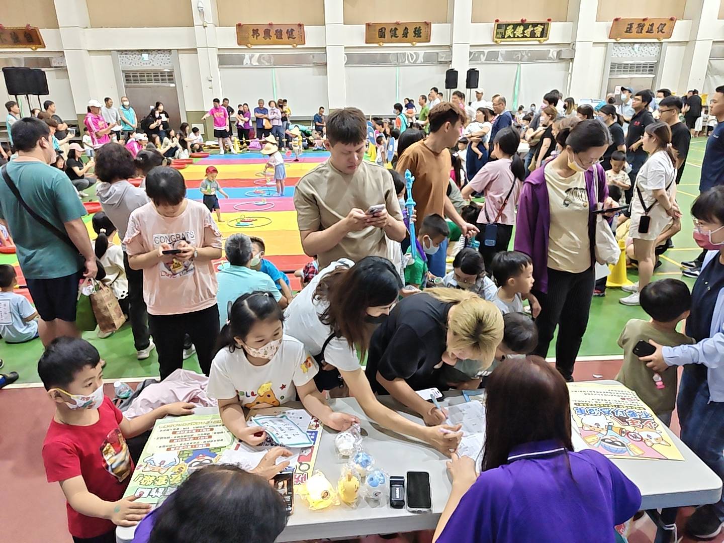 彰化縣政府政風處廉政志工於秀水鄉長盃寶寶運動會擺攤宣導彰化縣秀水鄉長115年5月30日的寶寶運動會上廉政志工與民眾互動合影
