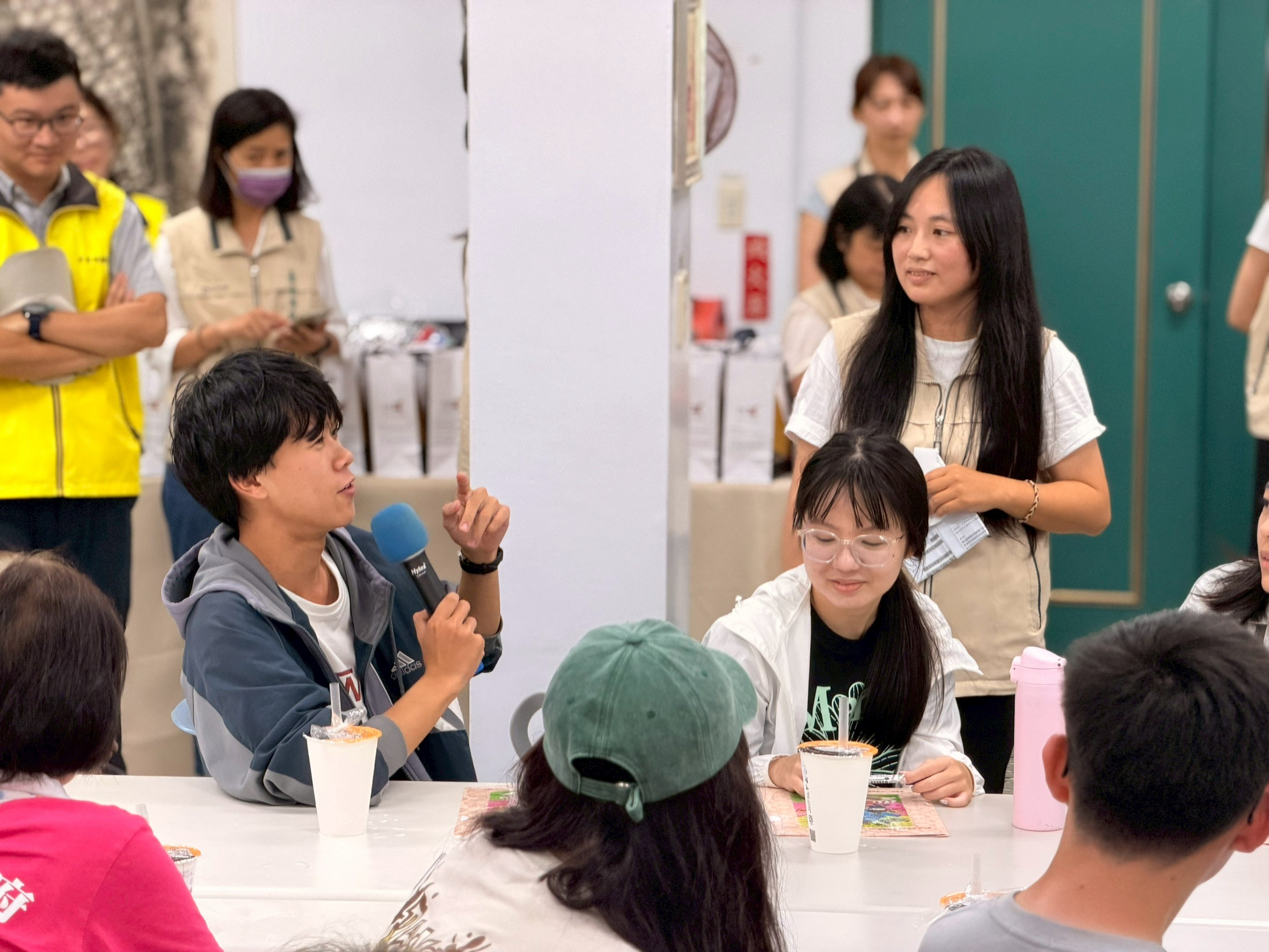 臺南市政府115年「『廉』結社會力·綠能透明」廉政志工交流研習大學生對漁電共生養殖技術應用提問。