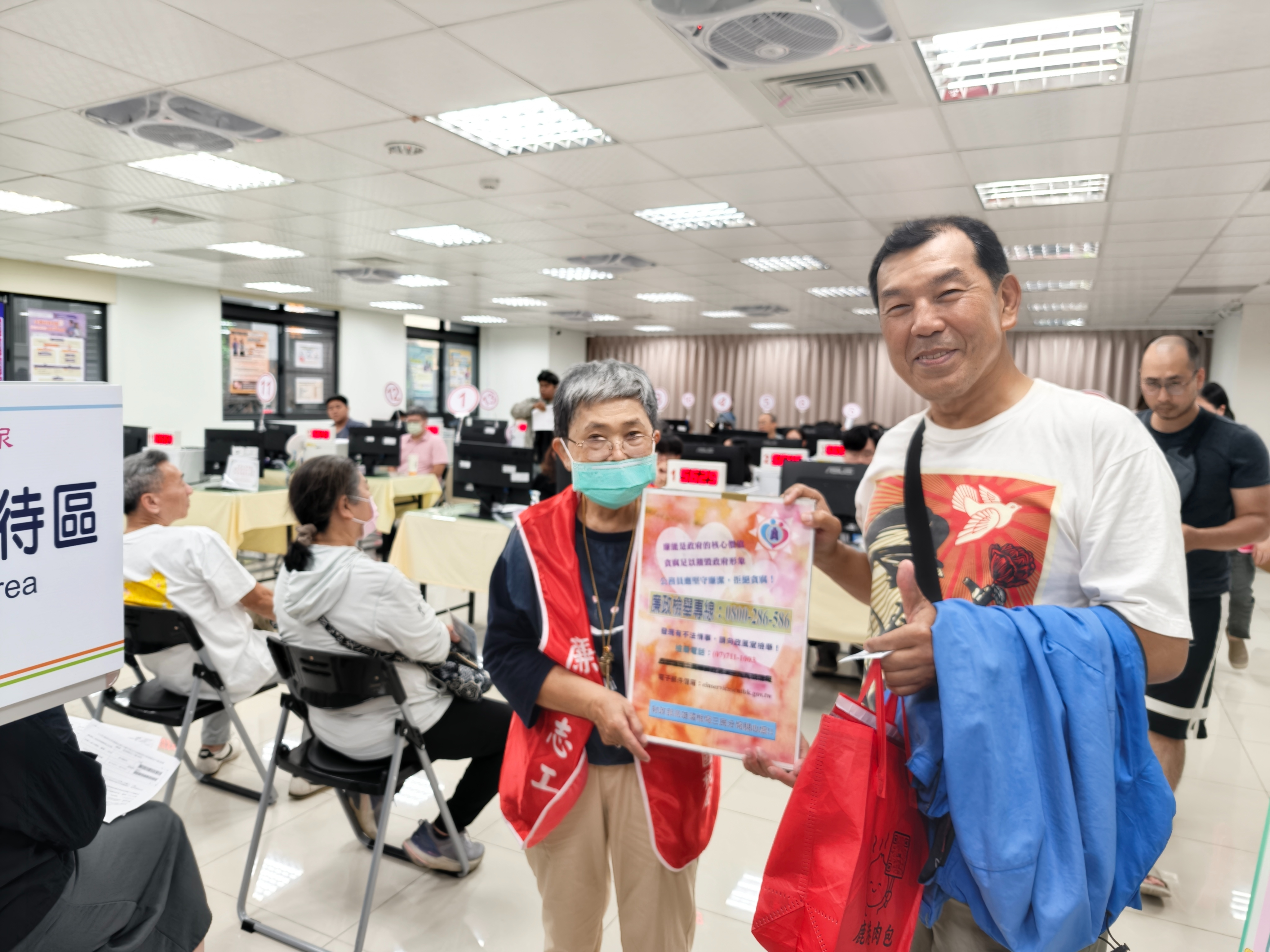 財政部高雄國稅局114年度綜合所得稅申報期間廉政服務及宣導活動主動與民眾互動對談