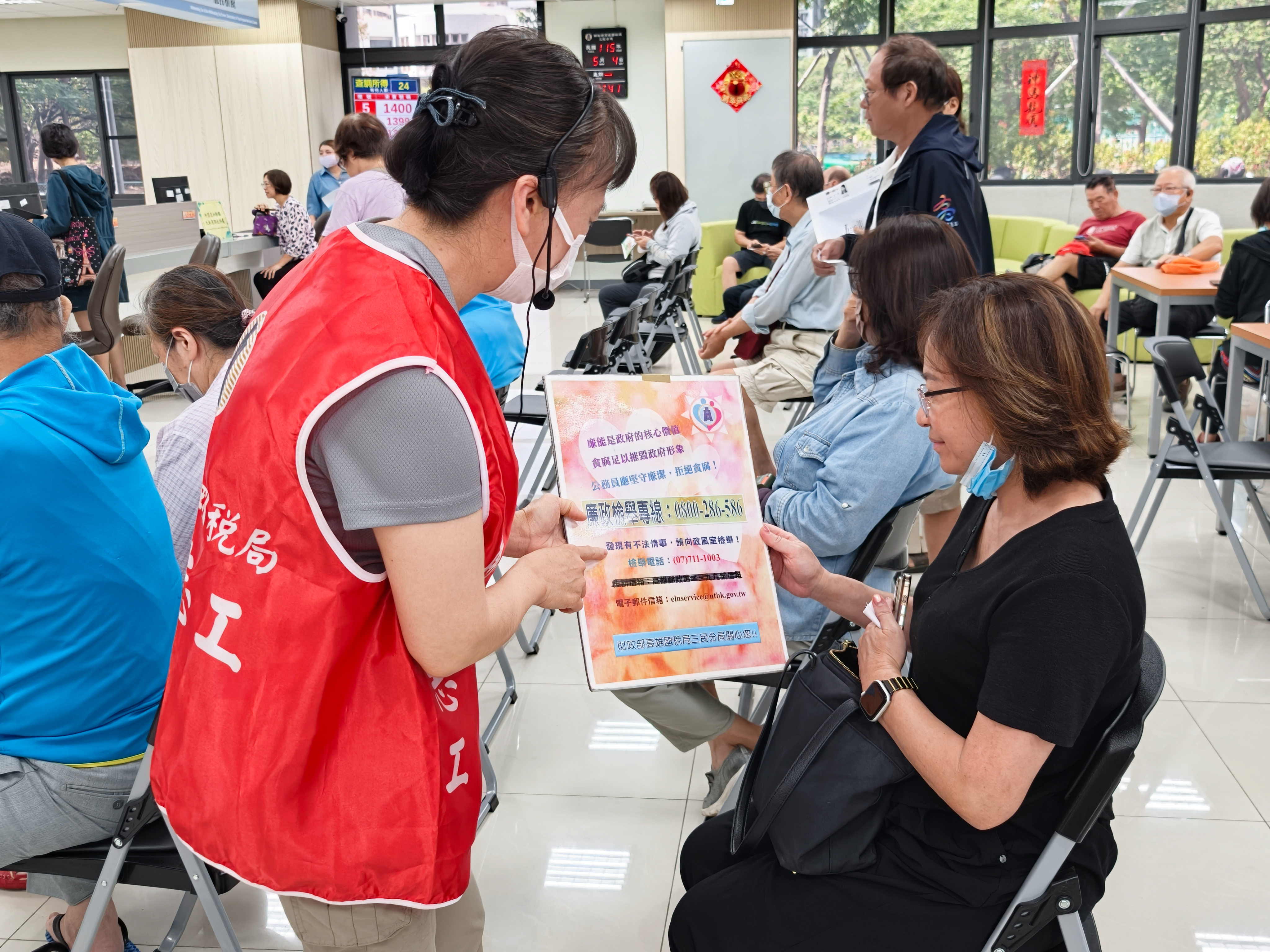 財政部高雄國稅局114年度綜合所得稅申報期間廉政服務及宣導活動廉政志工主動與民眾互動對談，加深民眾清廉印象