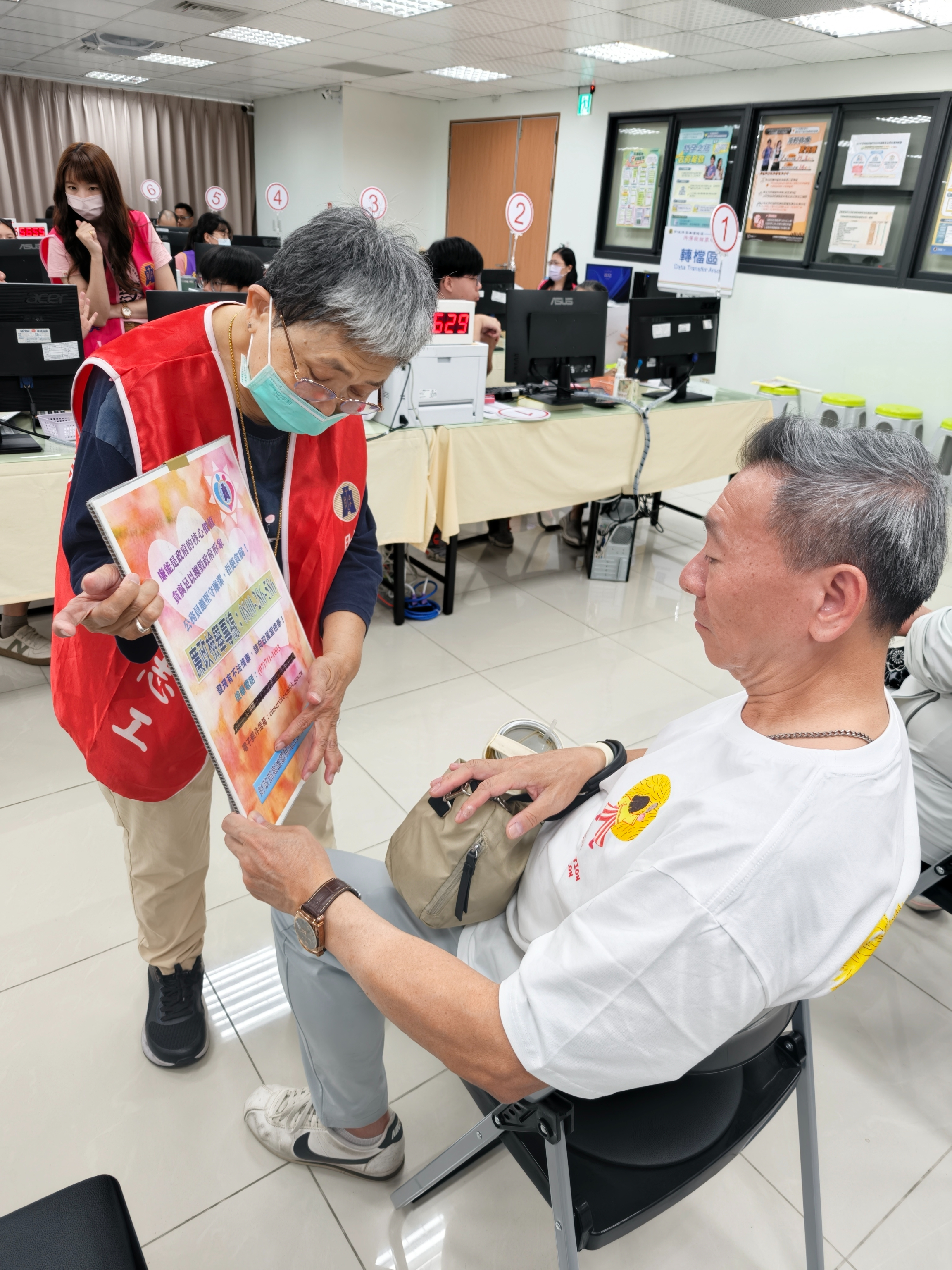 財政部高雄國稅局114年度綜合所得稅申報期間廉政服務及宣導活動宣導民眾廉潔誠信觀念及法務部廉政署檢舉專線等資訊