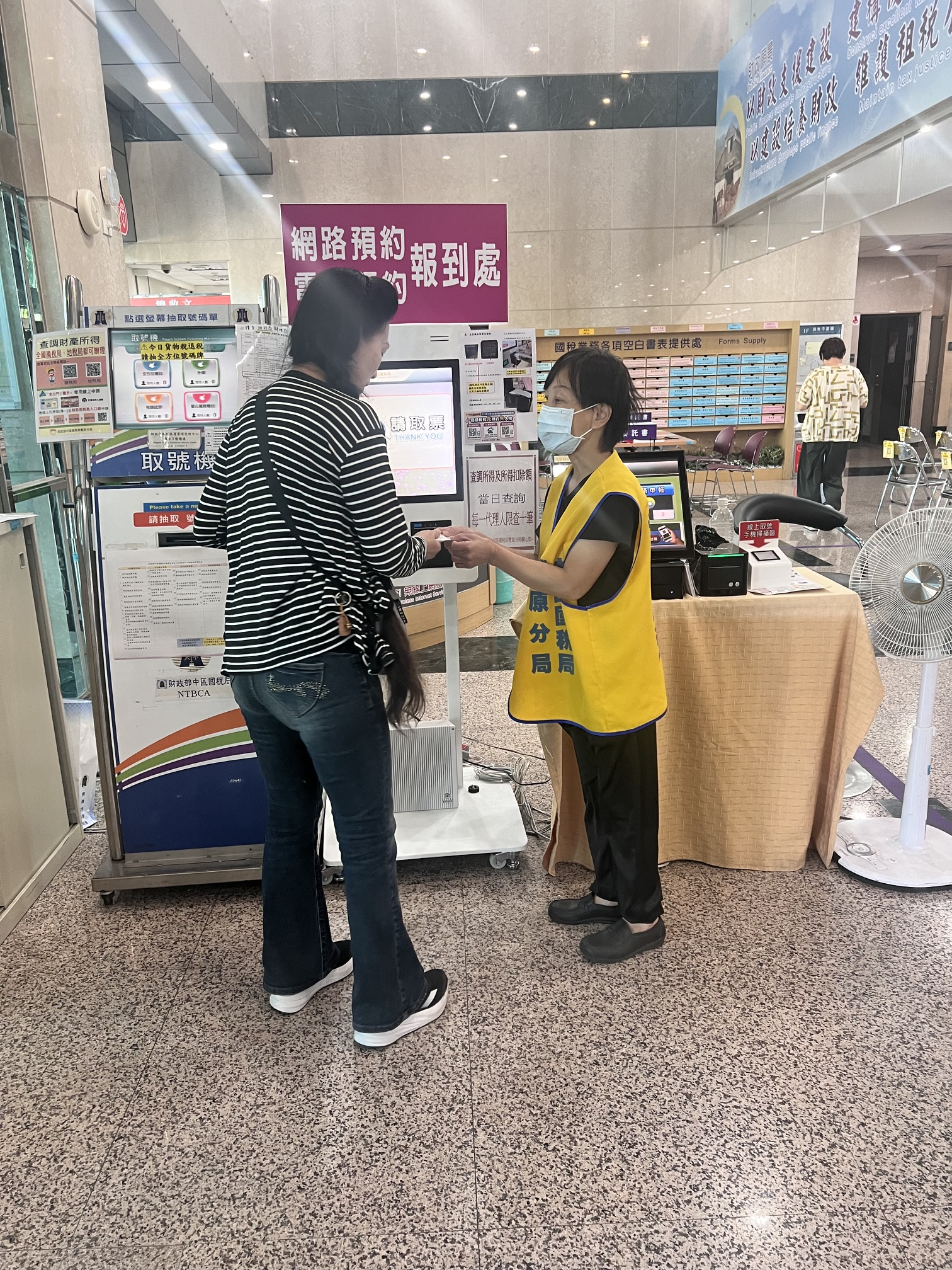 財政部中區國稅局豐原分局「114年度所得稅結算申報期間」廉政志工導引服務廉政志工協助民眾報稅導引