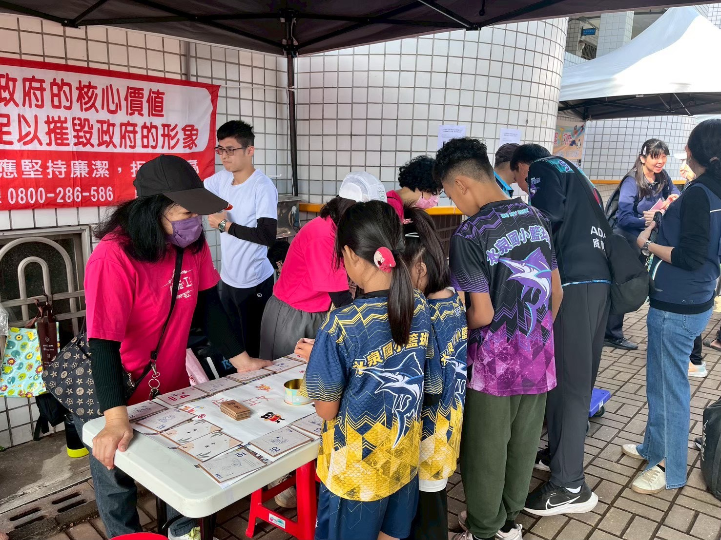 屏東阿猴城3對3籃球賽春節開打 政風順搭反貪腐宣導廉政志工以廉政大富翁遊戲推廣廉潔理念