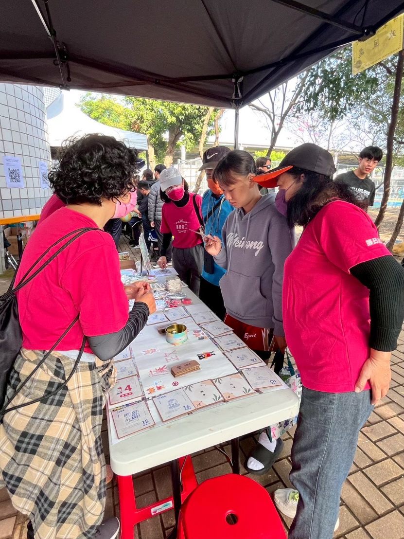 屏東阿猴城3對3籃球賽春節開打 政風順搭反貪腐宣導廉政志工協助青少年參加廉政大富翁遊戲