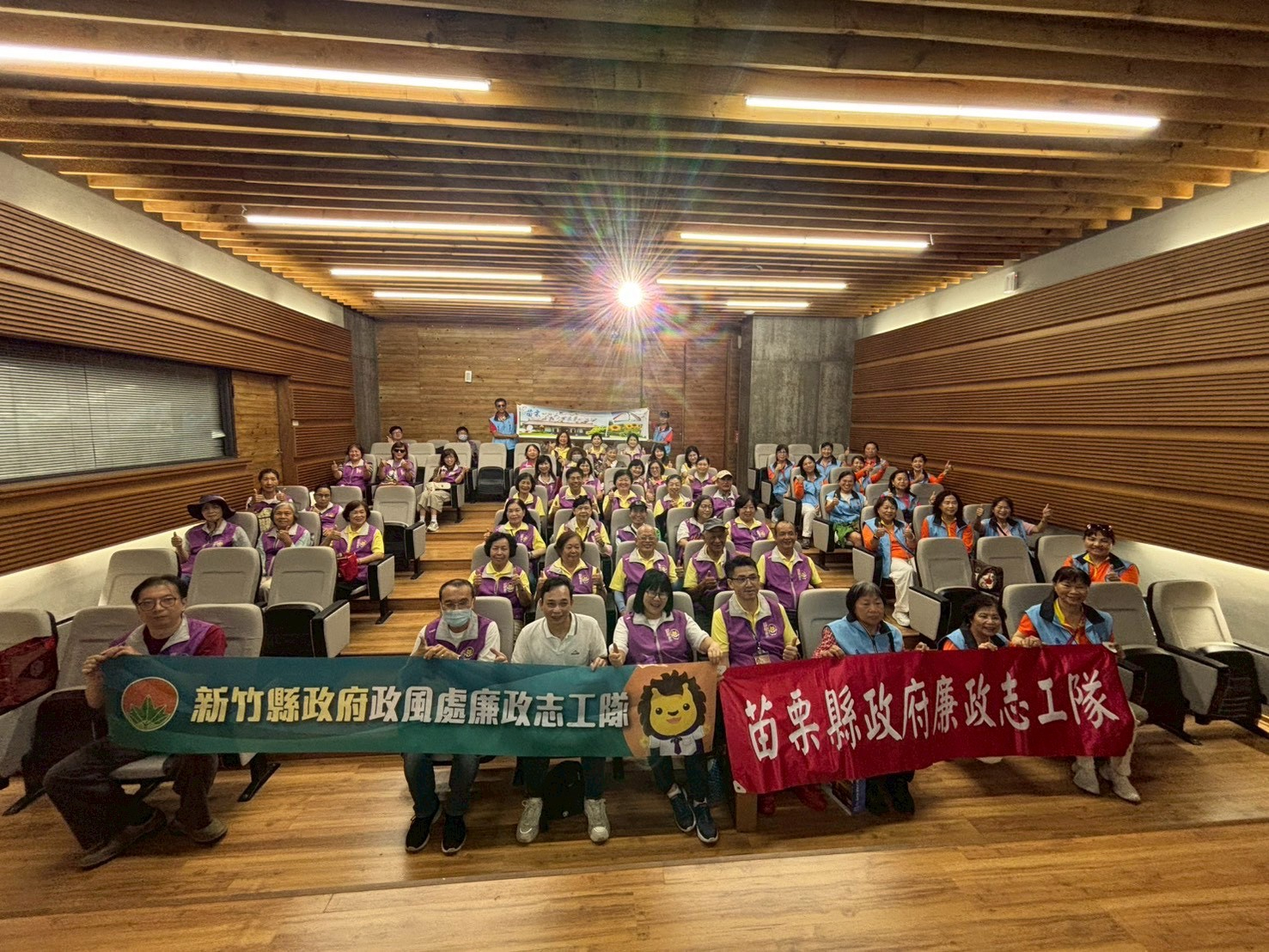 跨域攜手！苗栗與新竹廉政志工三義交流與培力之旅合影留念。