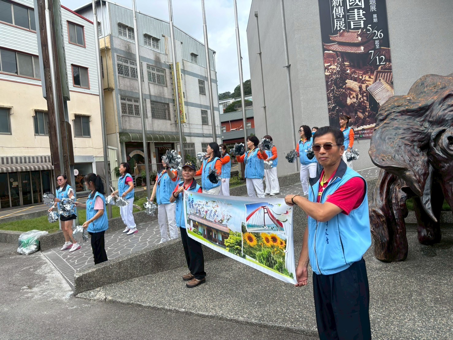 跨域攜手！苗栗與新竹廉政志工三義交流與培力之旅列隊歡迎。