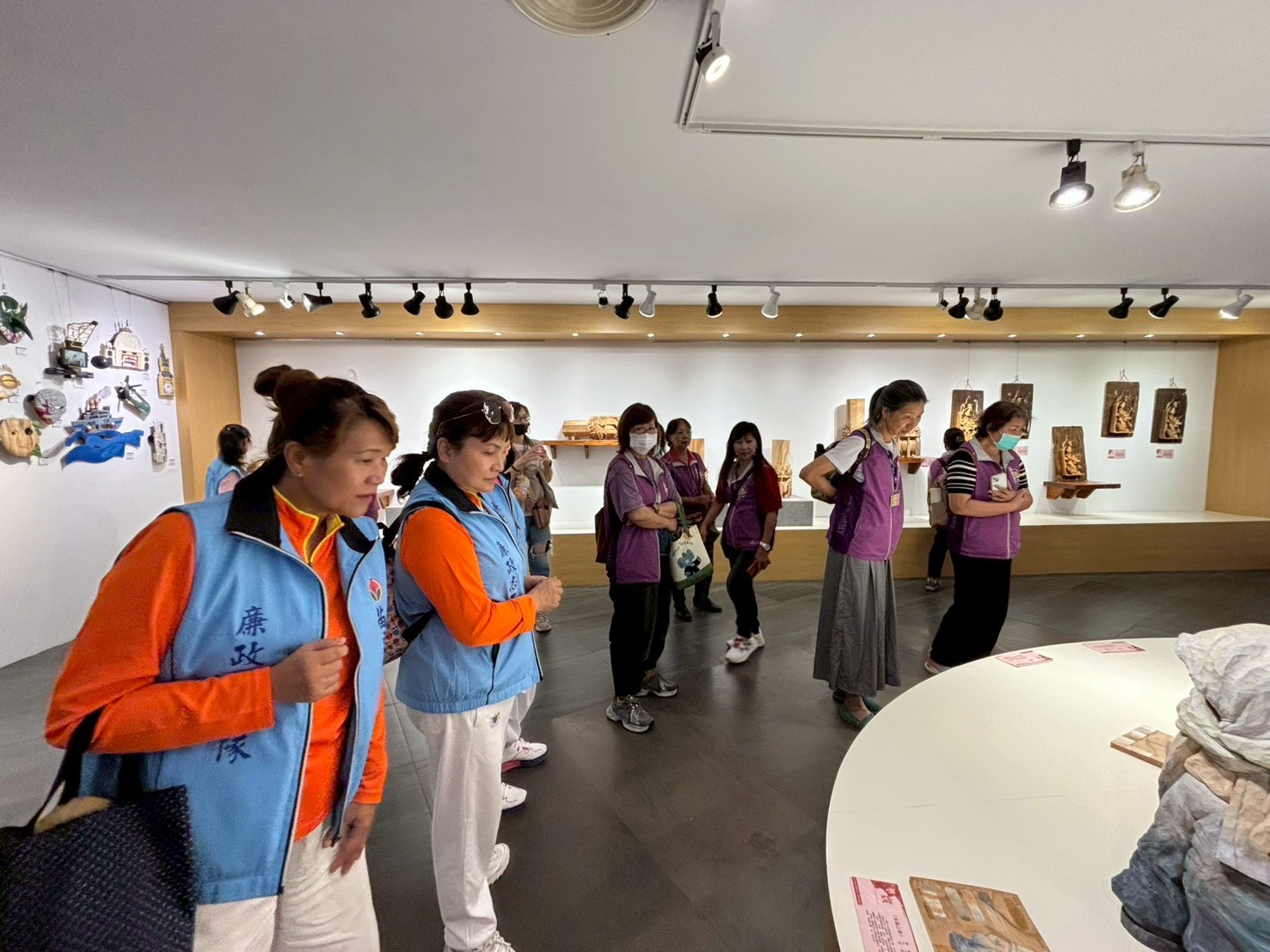 跨域攜手！苗栗與新竹廉政志工三義交流與培力之旅木雕博物館導覽活動。