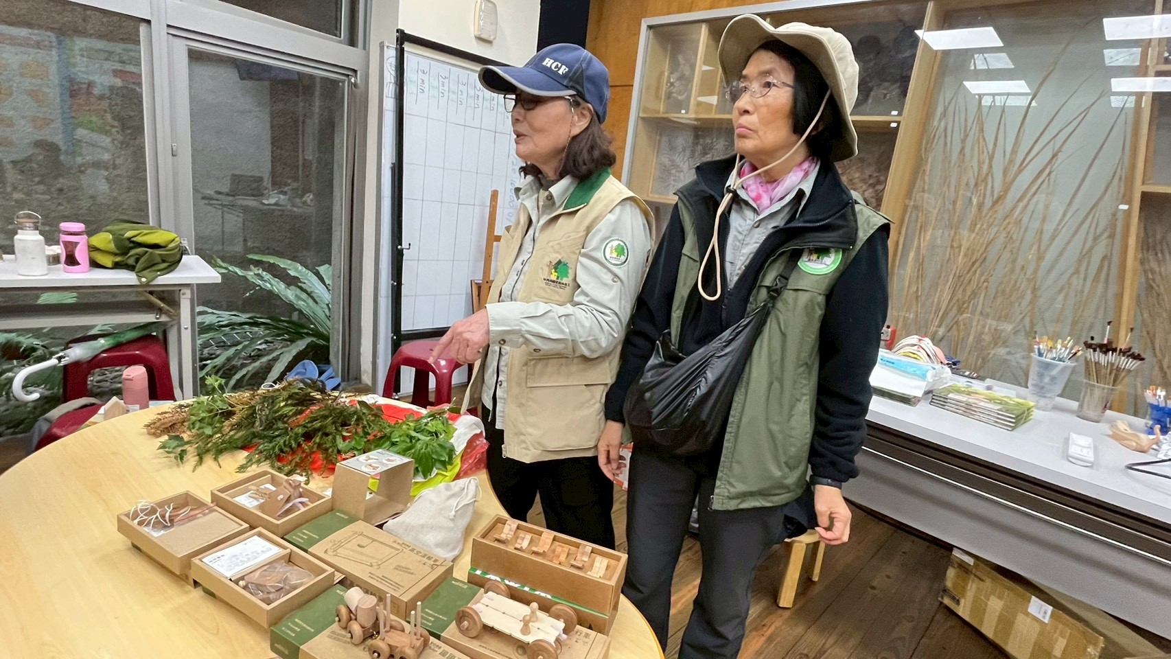 曾月滿擔任森林志工介紹植物照片