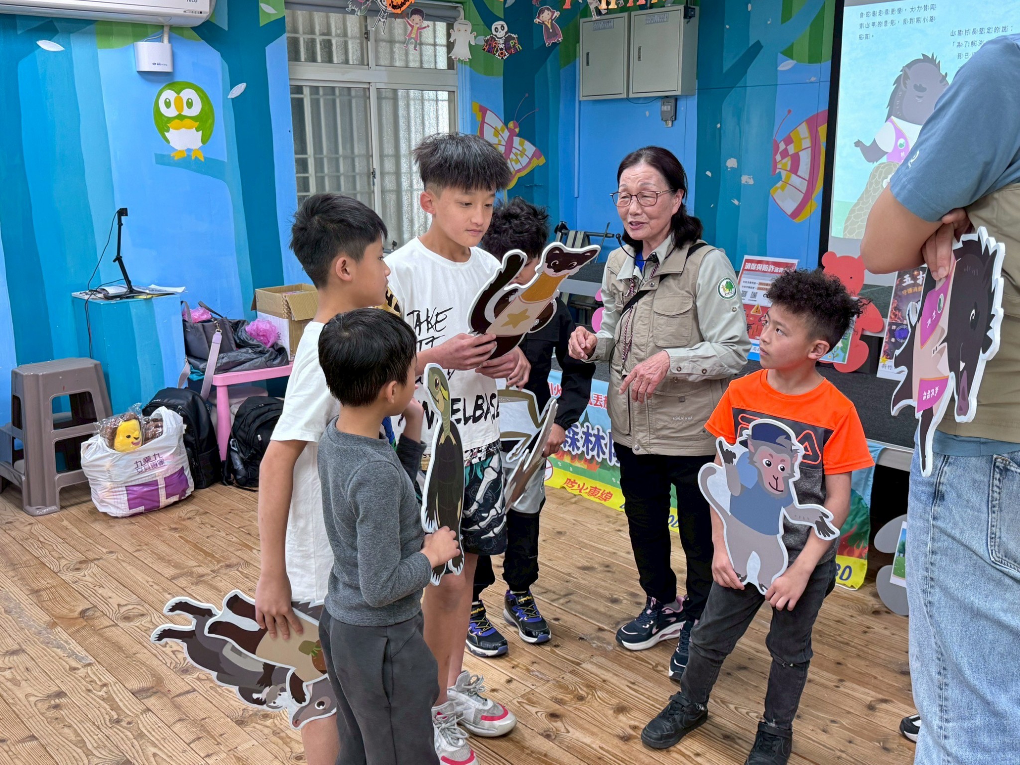 廉政志工帶領學童沉浸式體驗扮演故事角色朗讀廉潔教育繪本山谷裡的故事